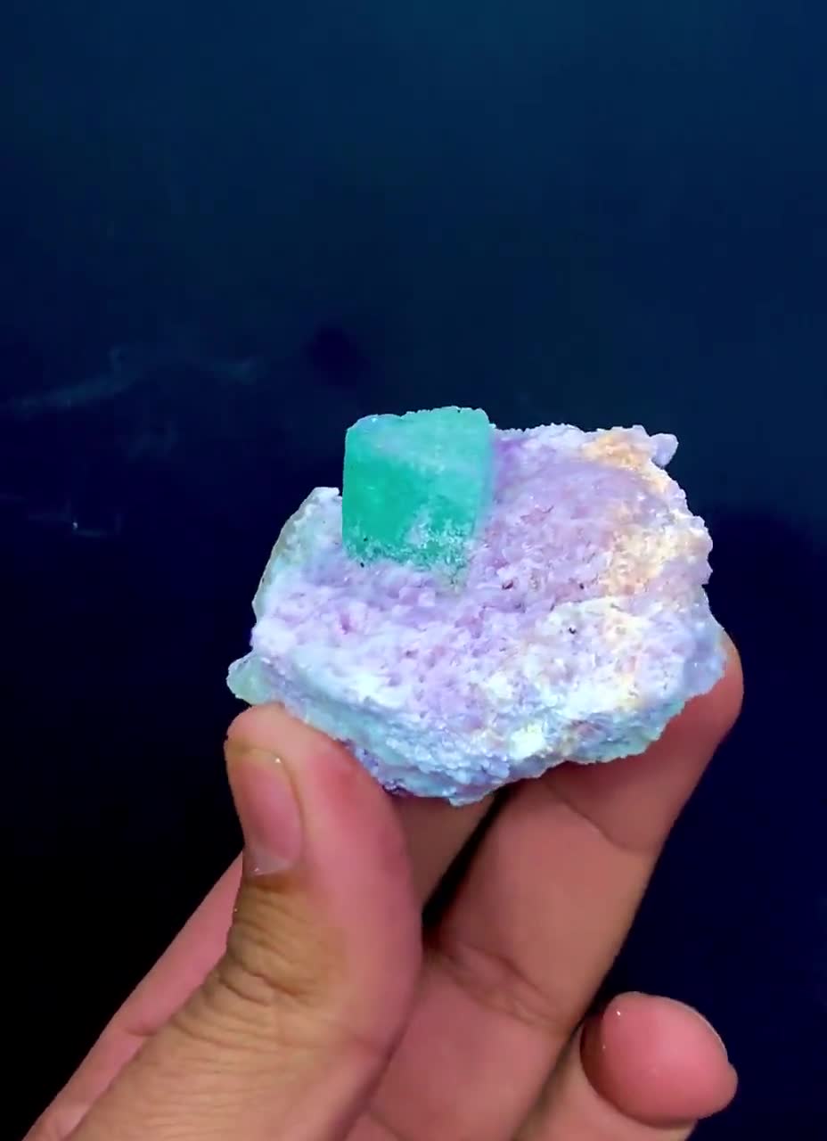 レピドライト鉱物標本付きトルマリン、トルマリン結晶