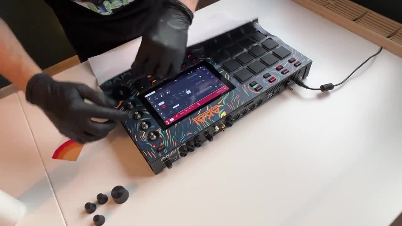 AKAI MPC LIVE2 ソフトケース付　ライセンス紛失のための値下げです AKAI MPC LIVE II SSD 500GB増設済みの通販 by tom's shop｜ラクマ