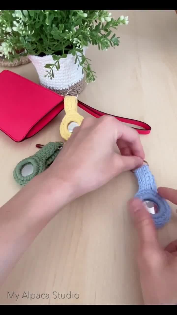 AirTag Holder Keychain Hand-crocheted 100% Cotton Apple AirTag