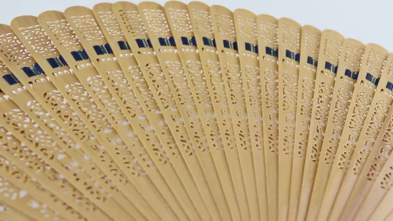 ヴィンテージの木製扇子、「中国の皇后」にインスパイアされた