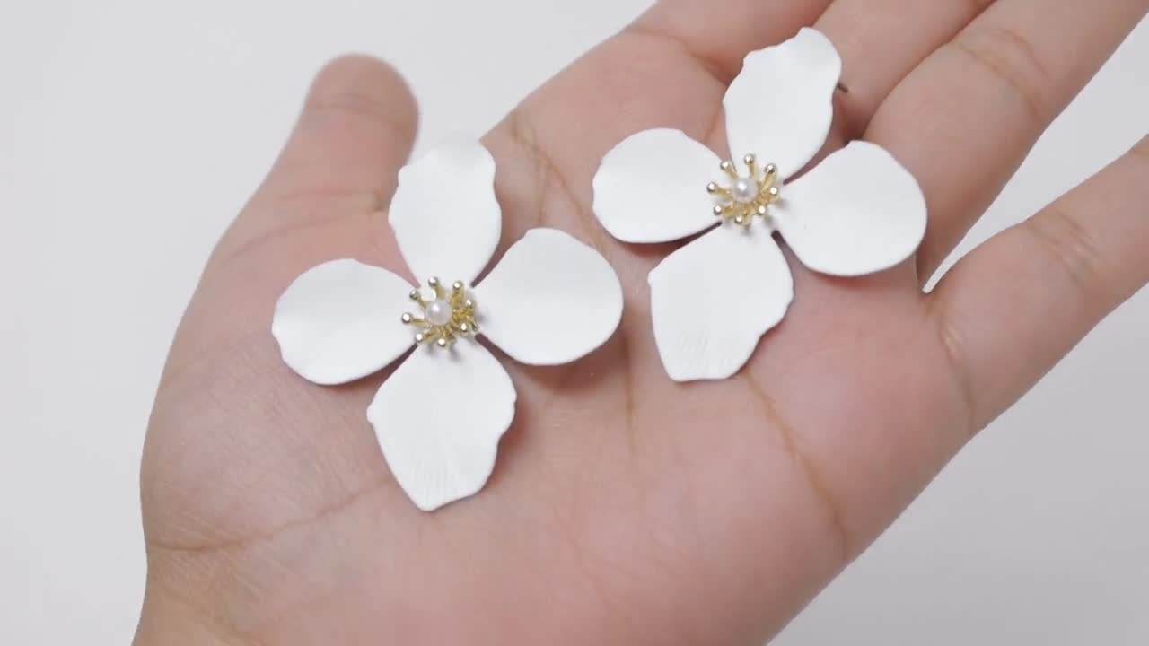 FUA Flower petal 片耳ピアス　ivory color FUA Flower petal 片耳ピアス ivory color