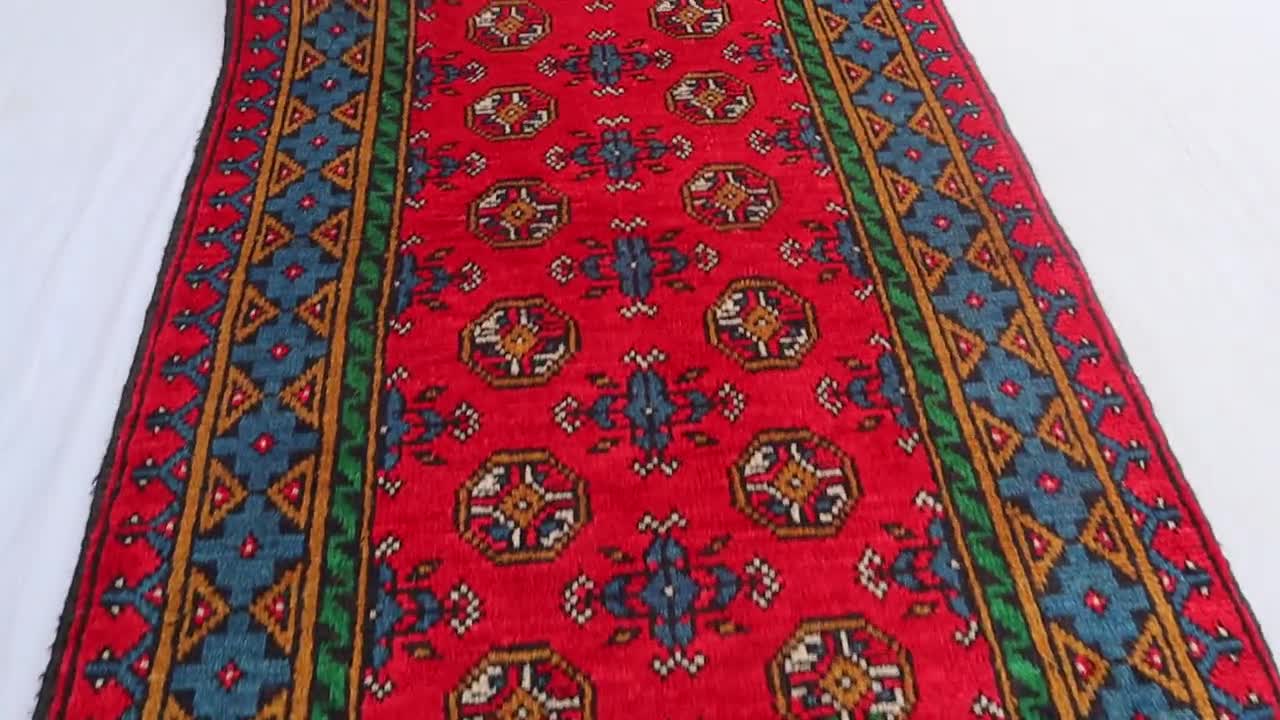 2'8x9'6フィートの赤いアフガンランナーラグ - ハンドノットウールラグ