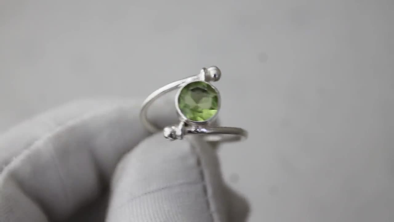 グリーンペリドット ソリッド925スターリングシルバーリング