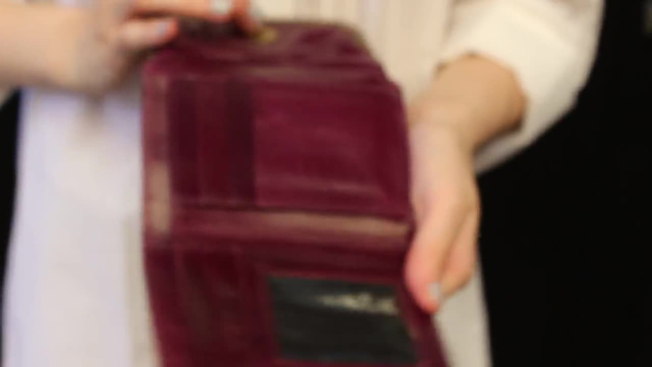Flower bud wallet wallet short kiss lock bag black small fragrance - Shop  WindGarden design Wallets - Pinkoi