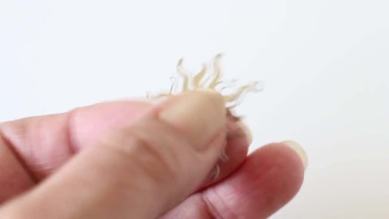 シルバーステンレススチールの彫りの深い太陽チャーム 1 個 37 x 35 mm