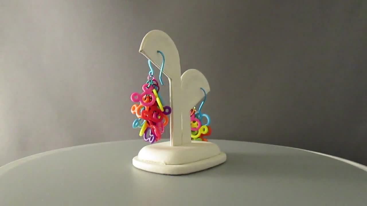 Pendientes de cota de malla de Mickey Mouse arcoíris: aluminio anodizado, inspirados en Disney video poster