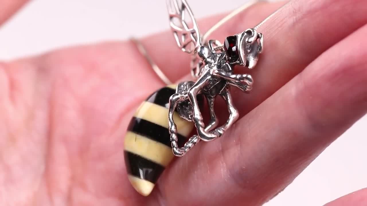 スターリングシルバーの琥珀の蜂のペンダント - 本物のバルト海