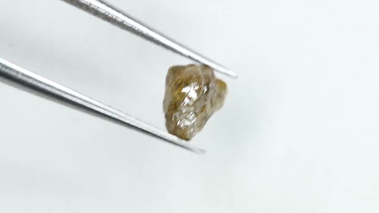 Diamant Naturel Brut Cubique Jaune Foncé - 0,72 Carats - Opaque - Non Modifié