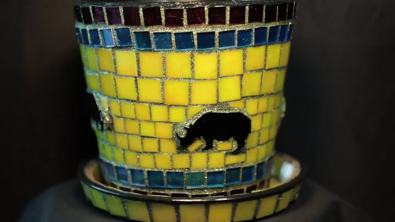 7インチの黄色のプランターポット、サイ付き、植物は含まれません