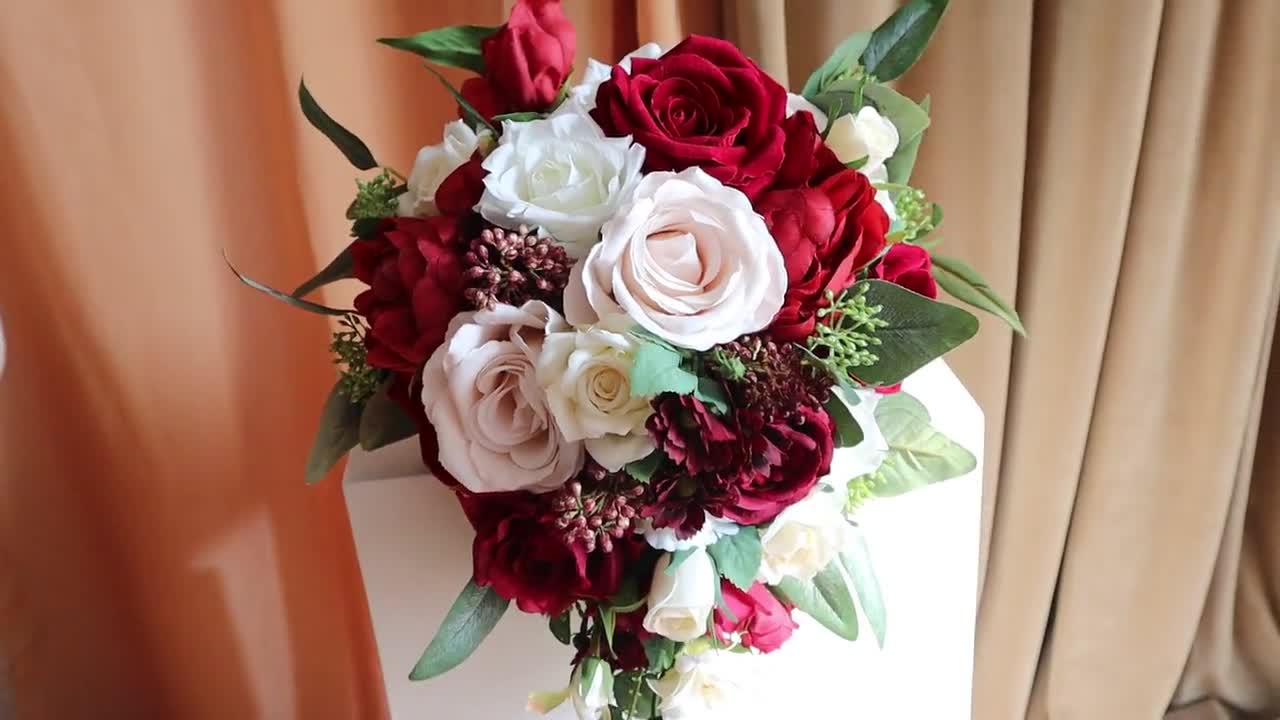 カスケードレッドホワイトシルクローズグリーンブライダルブーケ