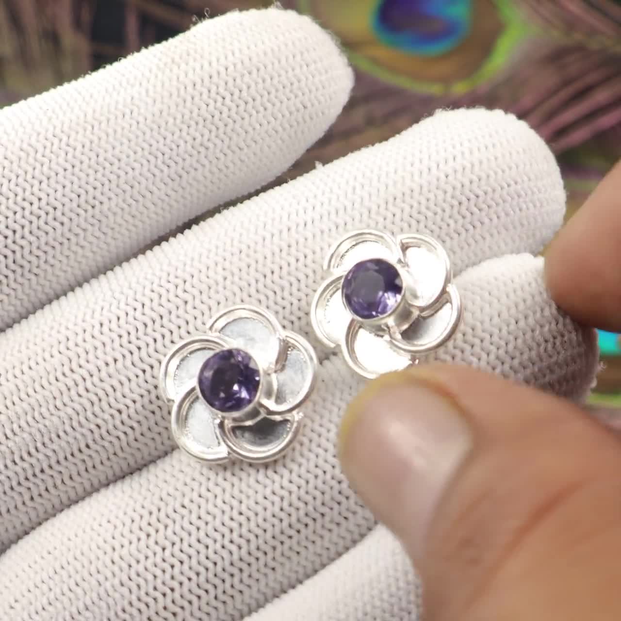 Orecchini A Bottone In Argento 925 Con Iolite Naturale - Pietra A Pera Sfaccettata 6mm, Peso 1.1g