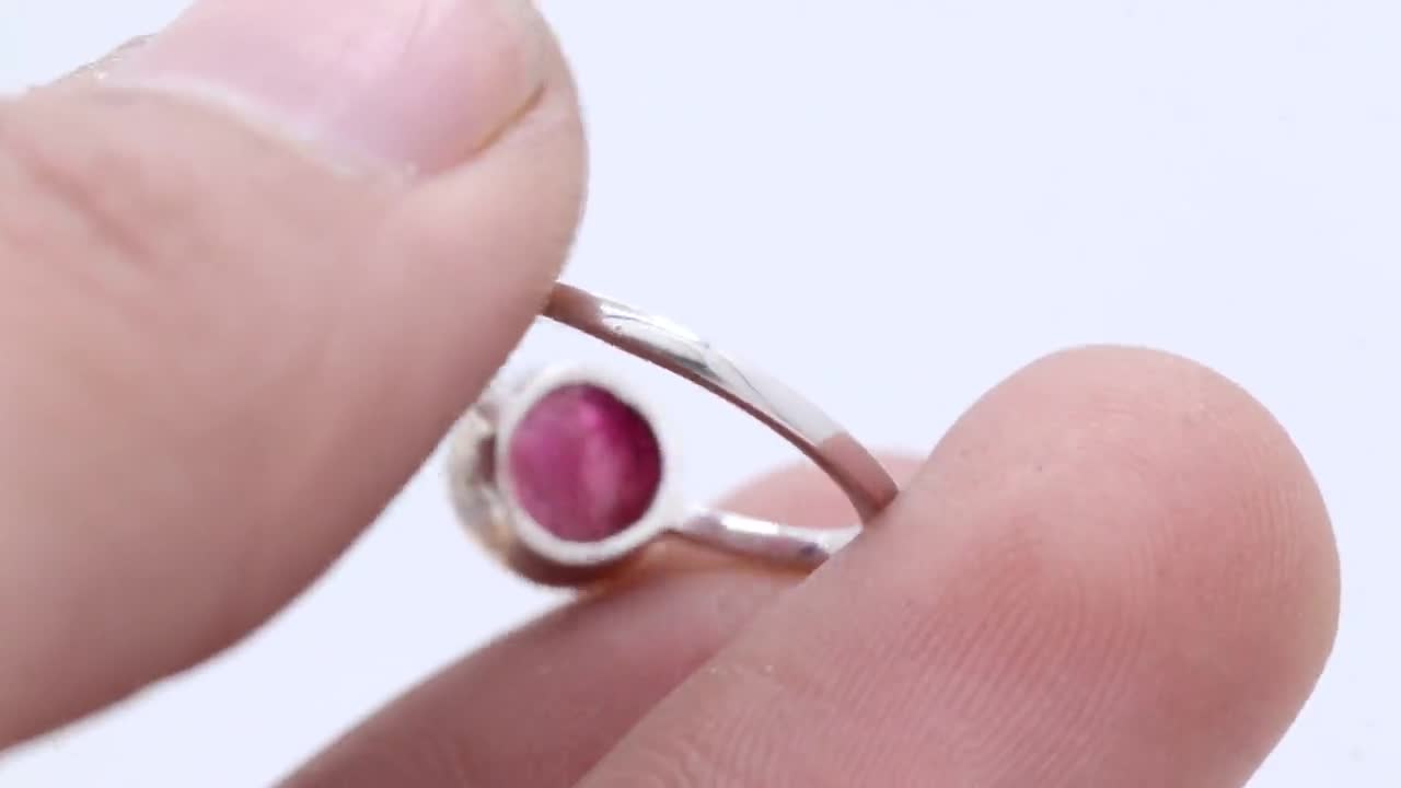 Anillo de rubí redondo: oro blanco de 9 k video poster