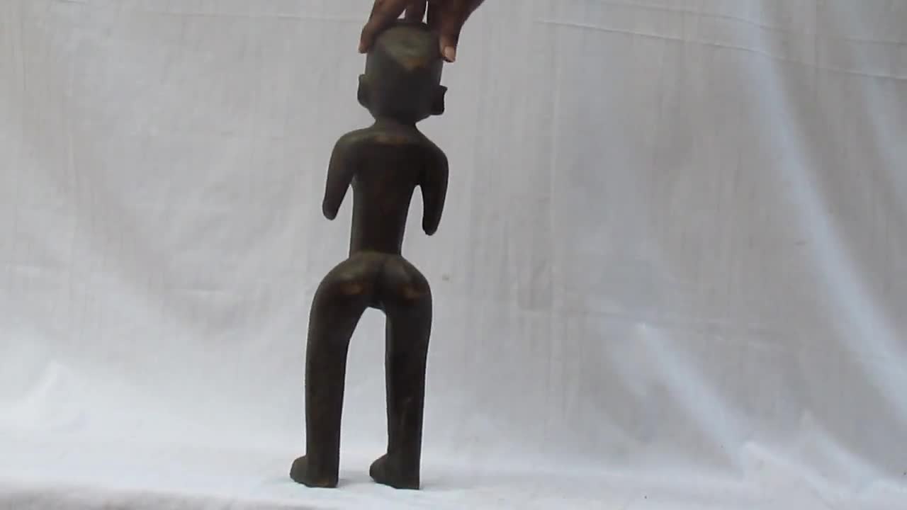 アンティーク マコンデ像 – 高さ18インチの手彫り木製彫刻 – タンザニアの母なる芸術 video poster