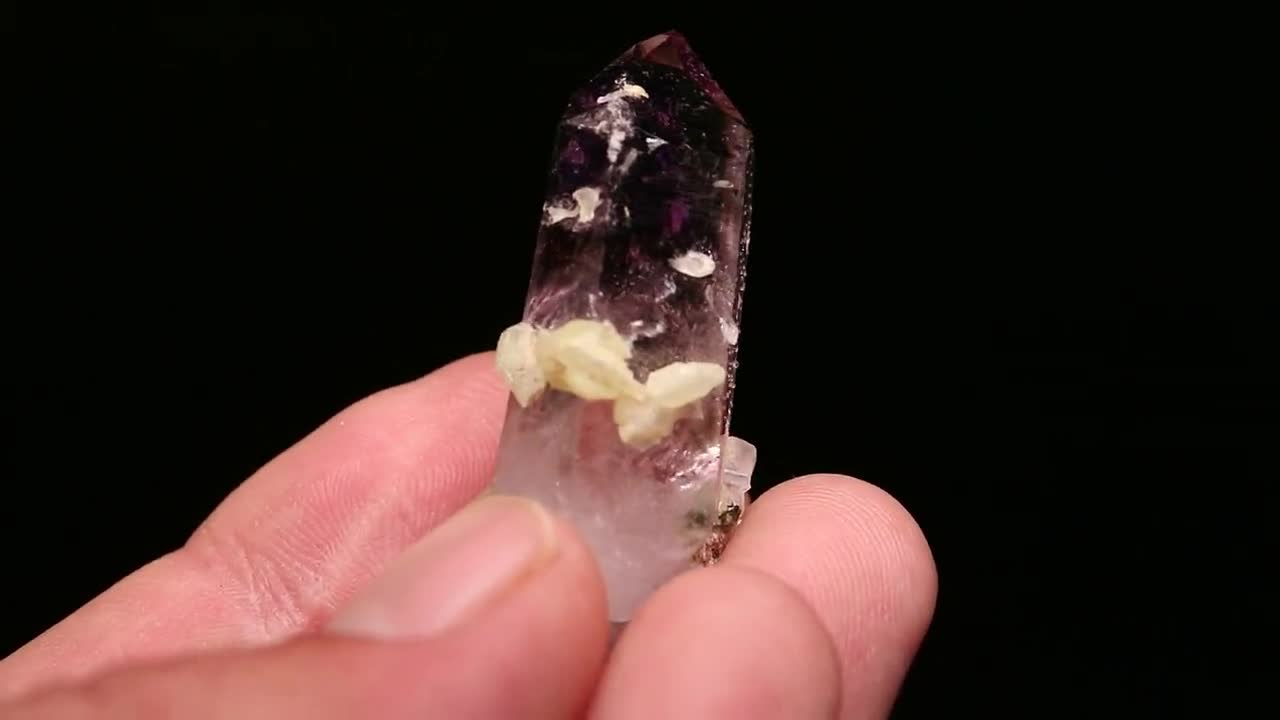 アメジスト上のプレナイト（クォーツポイントを含む）、ゴボボセベルゲ