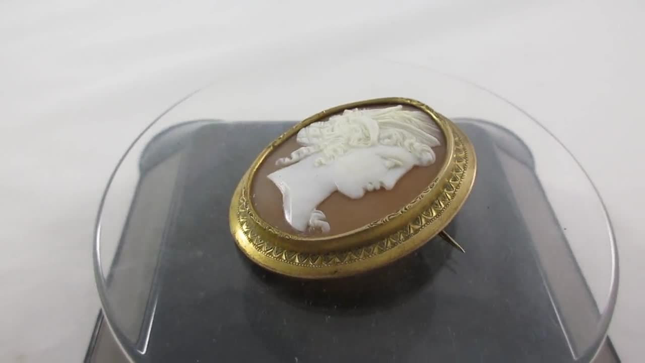 アンティークゴールドトーンエッチングカメオブローチ - Cクラスプ