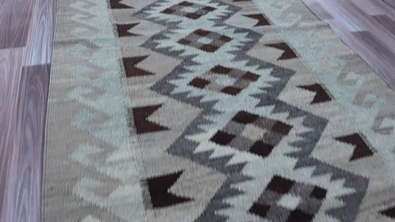 手織りウールキリムランナーラグ – 落ち着いた雰囲気のボヘミアン風