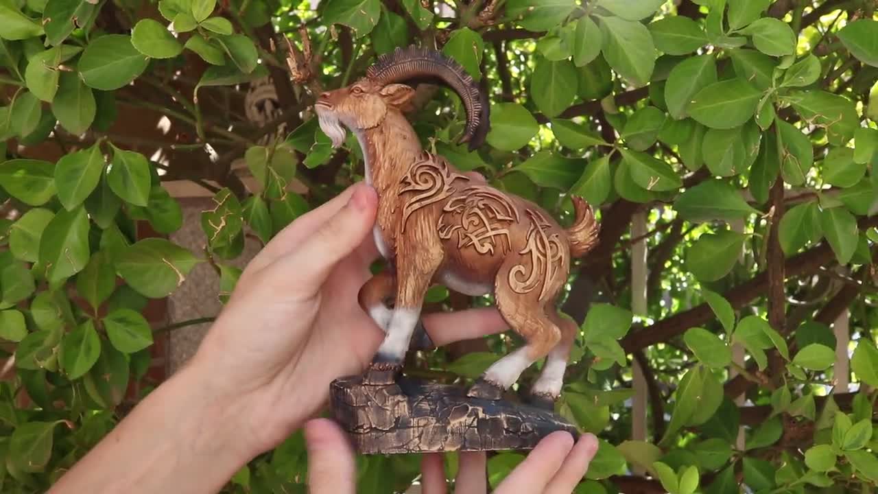 木製山羊の彫刻置物 山羊の像：北欧神話の装飾 - Etsy 日本