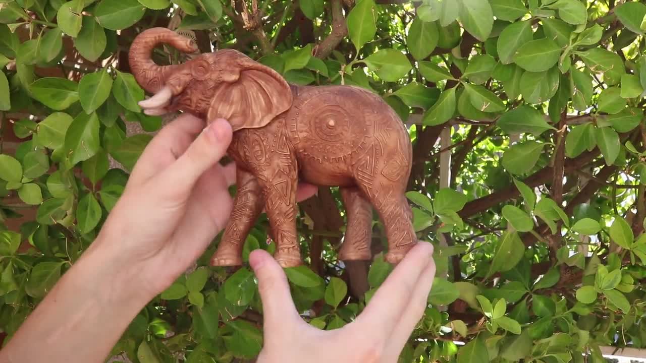 木彫りの象の置物：アフリカの装飾美術 - Etsy 日本