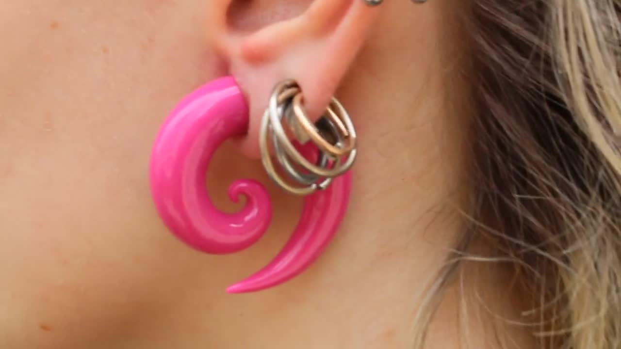 4mm / 6mm Dehnungssichel Spirale Sichel Horn Flesh Tunnel Plug Ohr Piercing 012