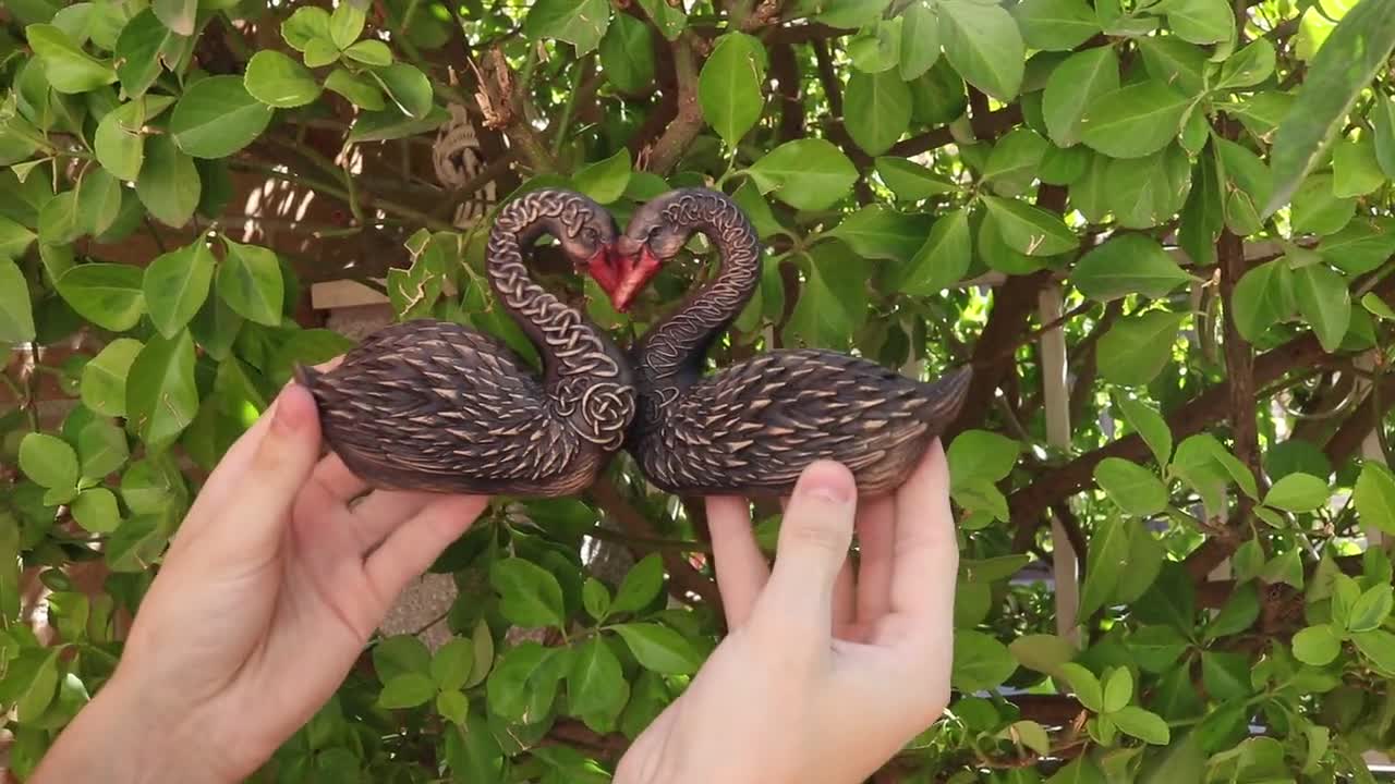 木彫りの黒鳥の像：トネリコの木の白鳥の装飾 - Etsy 日本