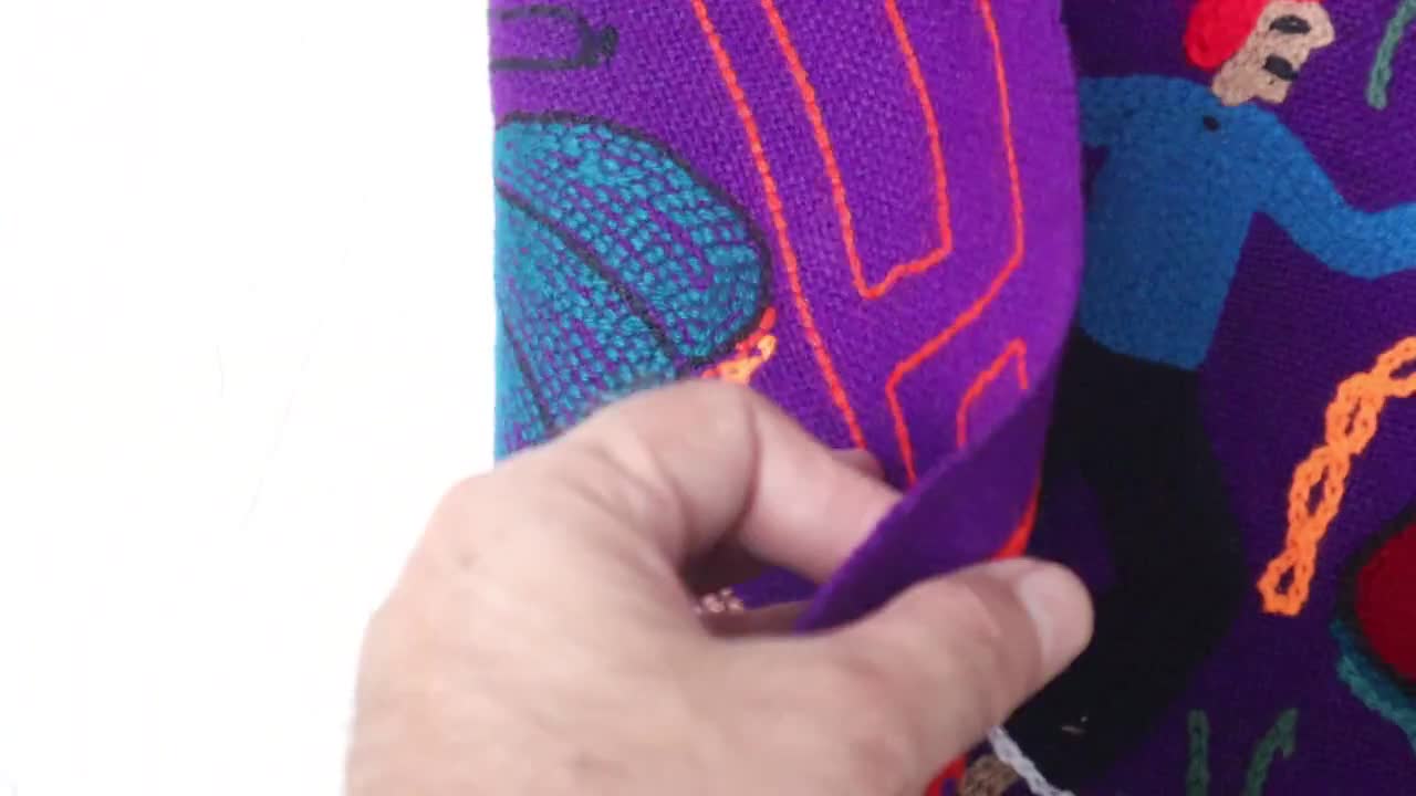 ヴィンテージペルー手刺繍ウールタペストリー：ウロス島の民芸品