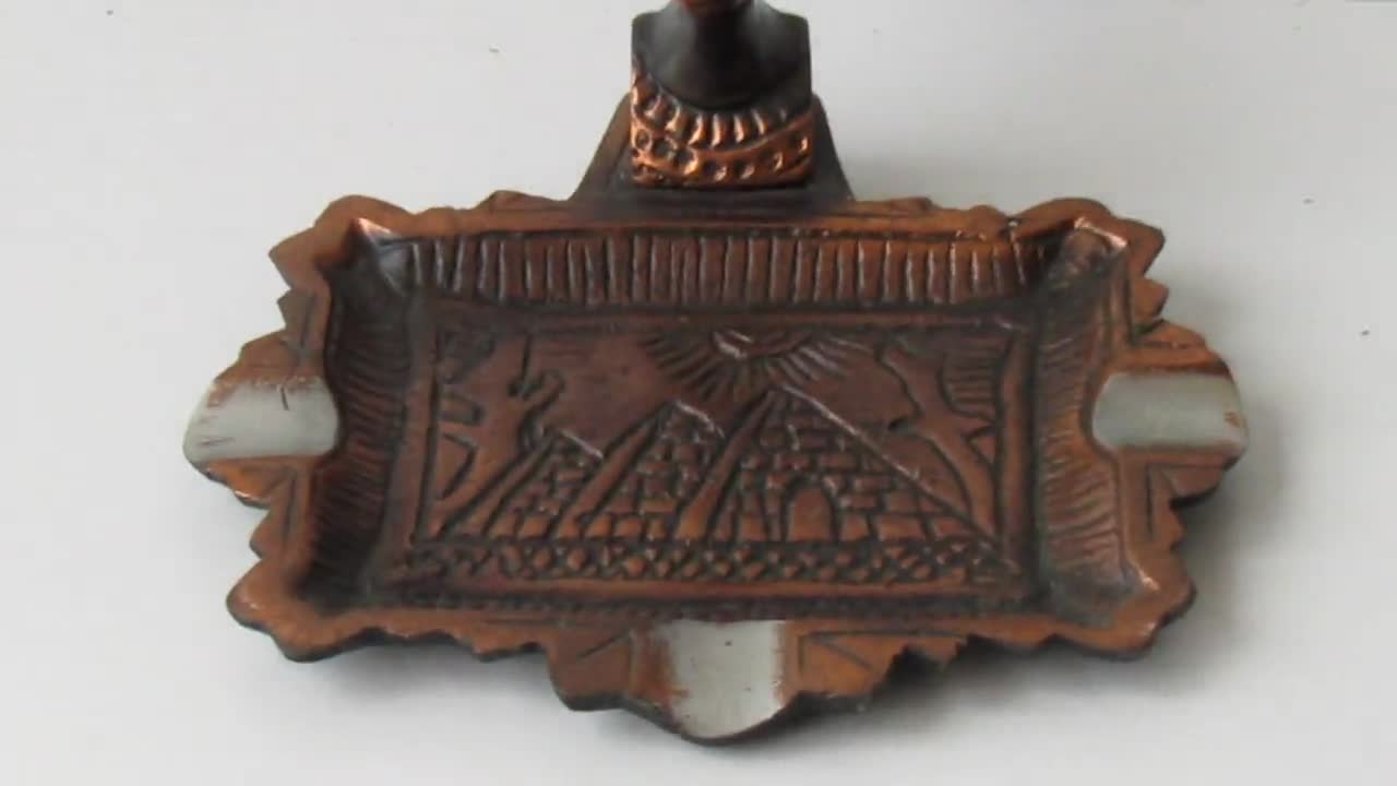 ヴィンテージ鉄製ネフェルティティ灰皿：エジプト土産コレクターズ