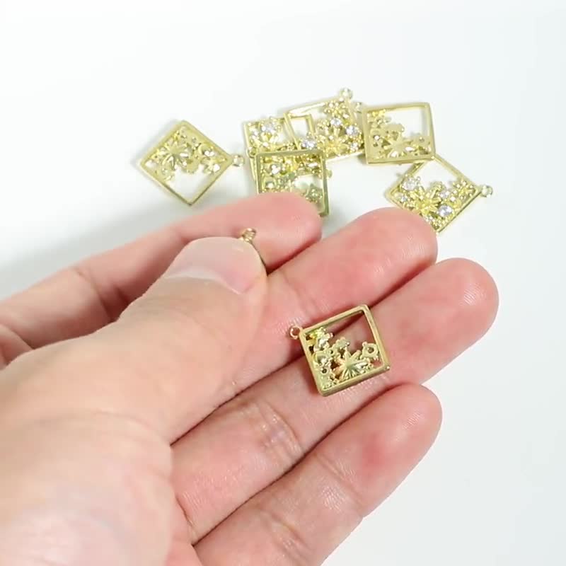 再入荷アイテム - Charm Earring Square CZ Brass Raw Cubic Flower Brass アクセサリー