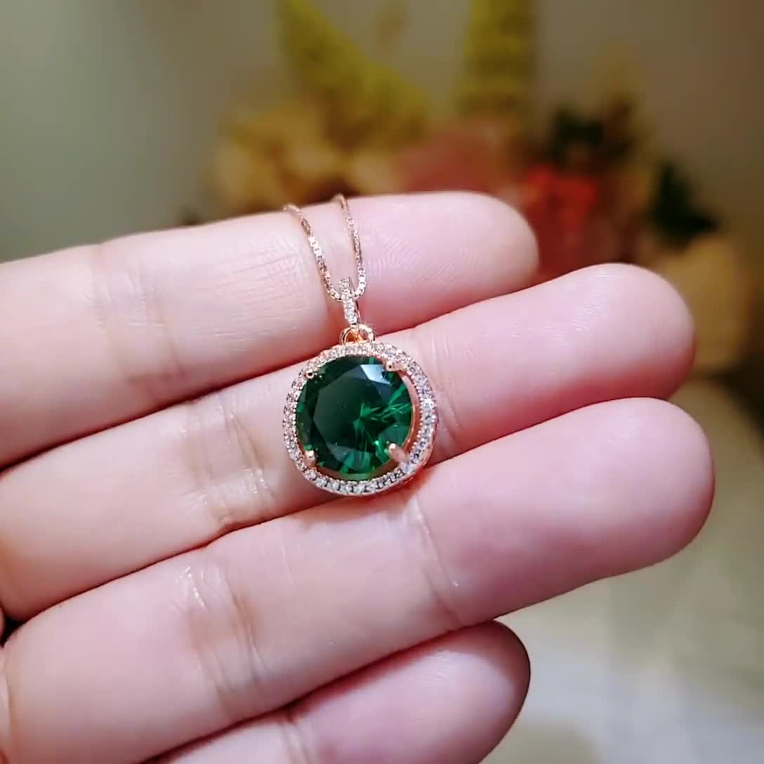 Grande collana di smeraldi in oro rosa Ciondolo con pietra preziosa verde  smeraldo rotonda da 4 CT Gioielli con pietra preziosa verde Halo in argento  sterling 444 -  Italia