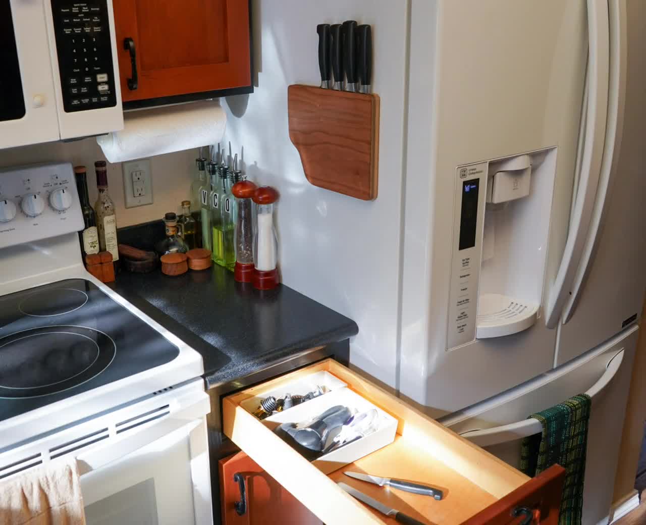 Magnetic Knife Block Maggie for the Side of Your Refrigerator