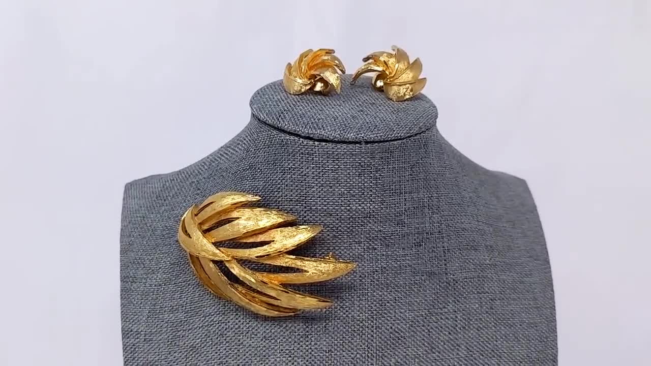 Vintage CORO PEGASUS Gold Plate Leaf Brooch Earring Set - Etsy Canada