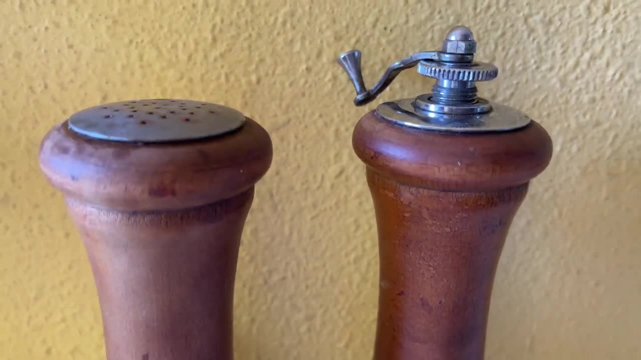 Wooden Salt Shaker Pepper Mill Spice Grinder Set Country Kitchen French  Cottage Rustic Dinner Table Amish Village Decor Barnhouse Shelf 70s 