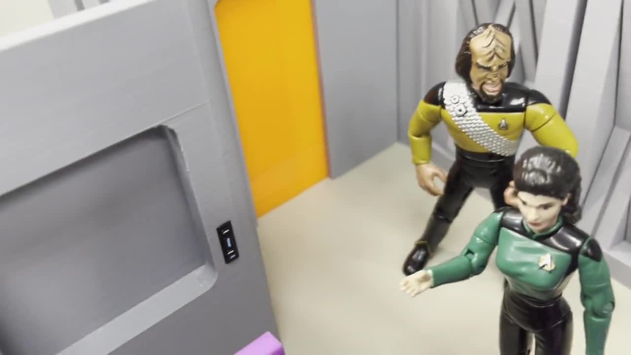 スタートレック　ＴＮＧ　置き物　Ｑ スタートレック TNG 置き物 Q Amazon.com: BANDAI Star Trek