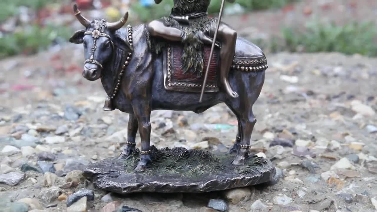 ナンディ像に乗ったシヴァ神：ブロンズ仕上げ樹脂製シヴァ神像（23 CM