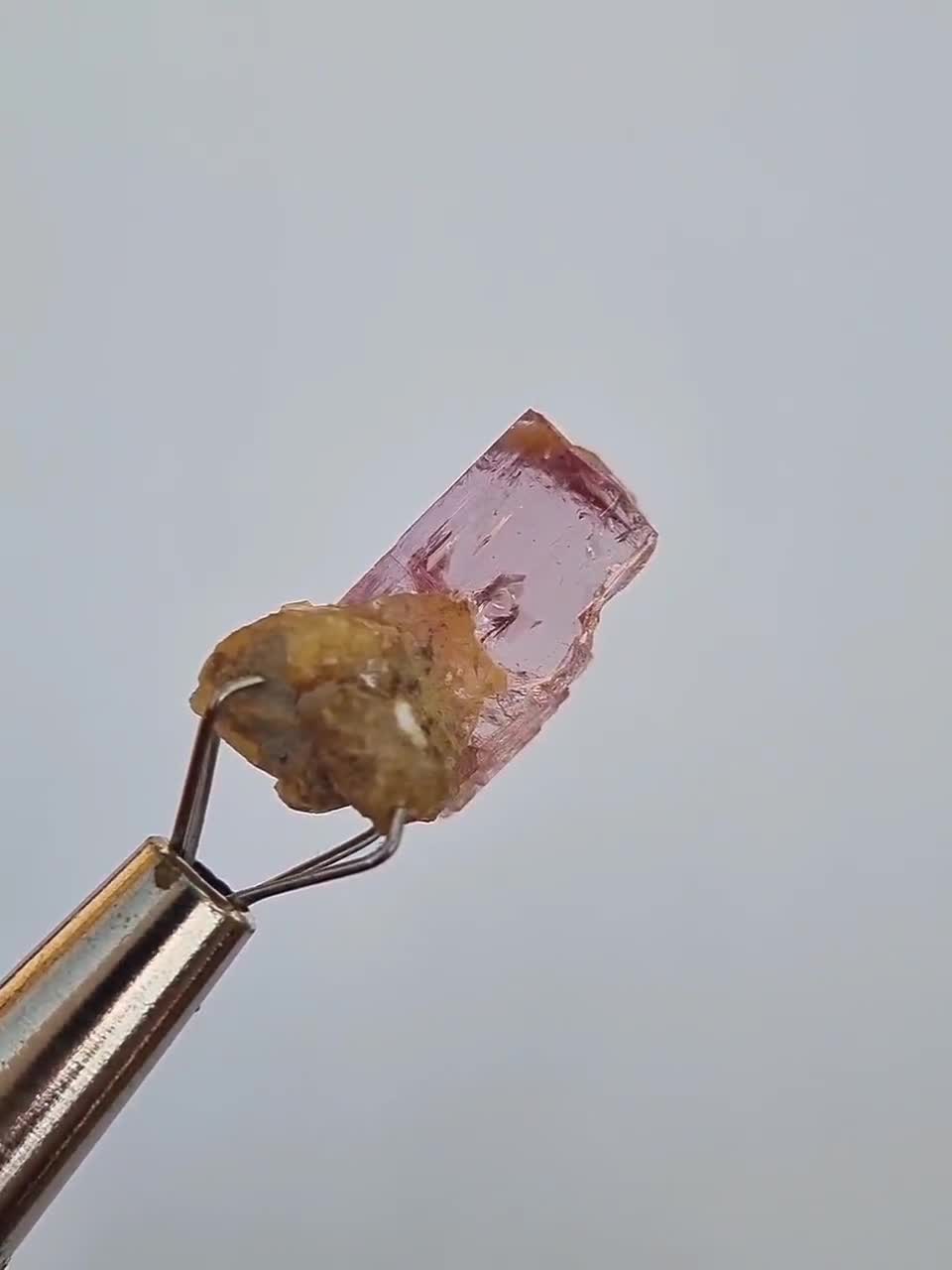 ピンクインペリアルトパーズ原石結晶標本：パキスタン・カトラン産