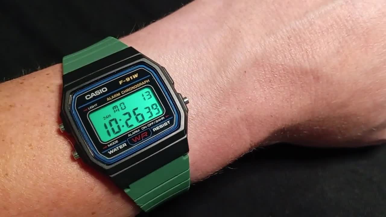 カスタムカシオF91Wデジタルウォッチ：グリーンストラップ