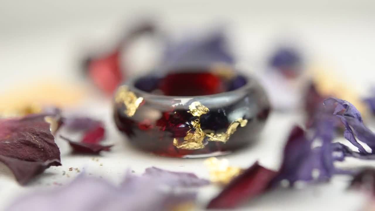 Gothic Resin Ring with Black Iris Petals, Burgundy Tulip Petals and 24K  Gold.Unique Resin Ring. Ideal Gift for Her. Black Dried Flower Ring