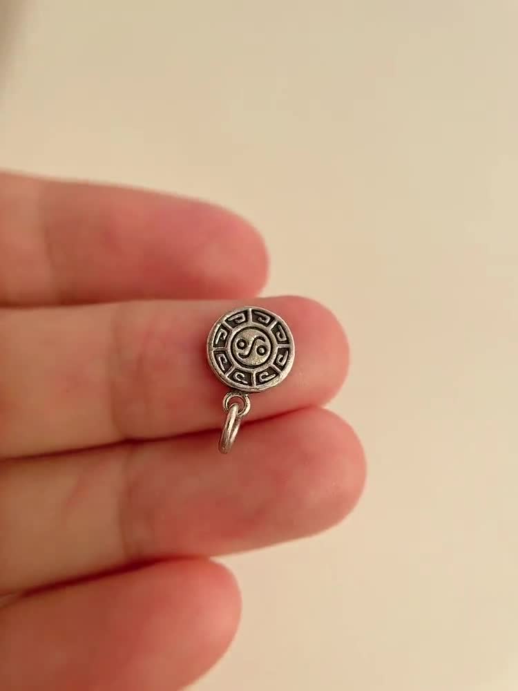 MM: Small Silver Yin Yang Charm 万物流転の真理 28mm Split Yin Yang Charms, Black and White Yin Yang Pendant (2