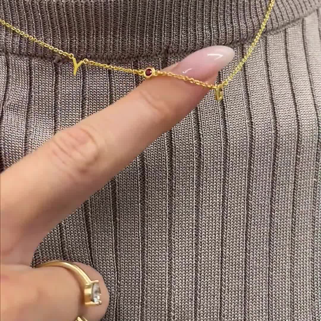 Oak&Luna ? パーソナライズされたINEZ イニシャルネックレス 最大8個のイニシャル/ダイヤモンドあり/なし ? シルバー、ゴールドメッキ、 イネス イニシャル ネックレス | オーク アンド ルナ | 925 シルバー