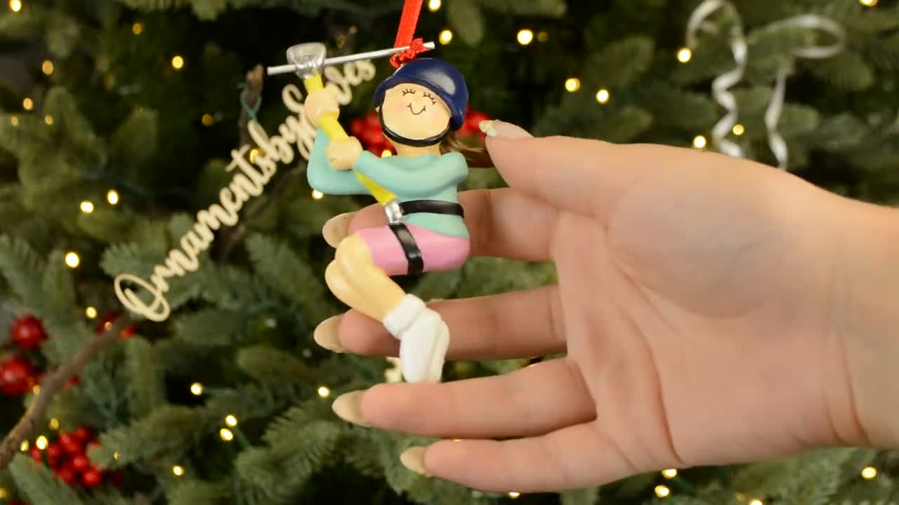 Décoration personnalisée pour tyrolienne - Tyrolienne des parcs d'aventure, décorations de Noël pour tyrolienne - Femme brune - Personnalisation gratuite video poster