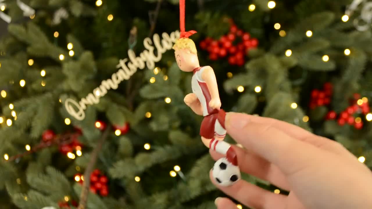 Hallmark Keepsake Ornamento Di Natale 2024 – Soccer Star, Pallone E Tacchetti, 7,5 Cm, Regalo Per Appassionati Di Calcio