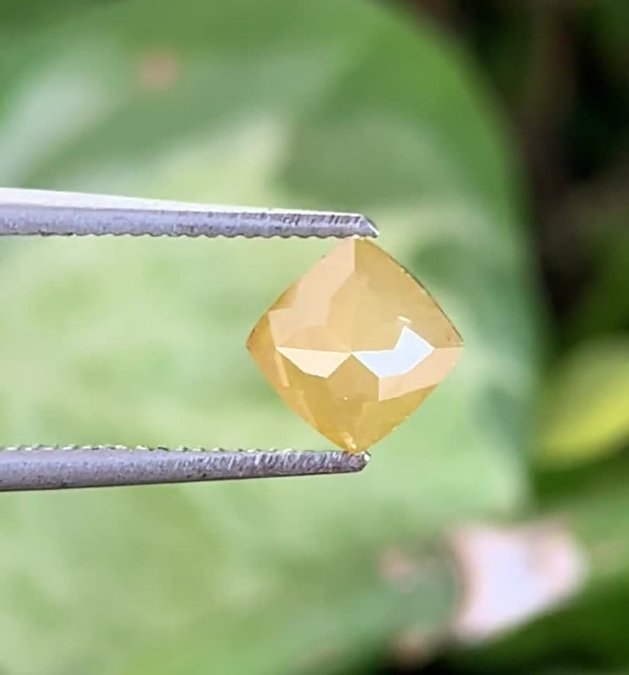 0.77 CT、4.8 x 4.8 MM、天然イエローダイヤモンド、クッション