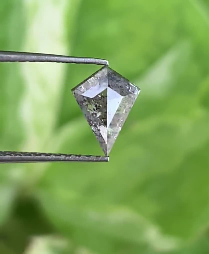 0.47カラット、7.3 x 5.4mm、カイトカットのソルト＆ペッパー