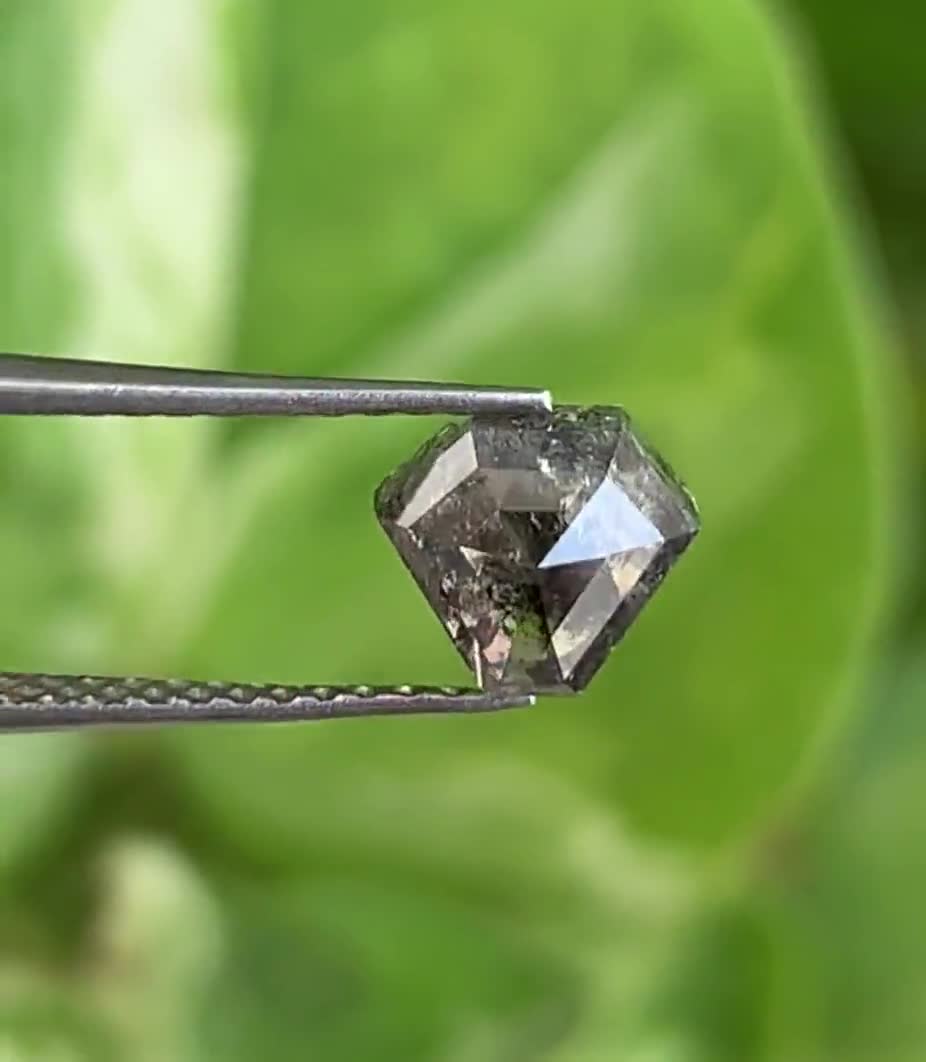0.73カラット、6.1 x 5.5mm、コフィンカットのソルト＆ペッパー