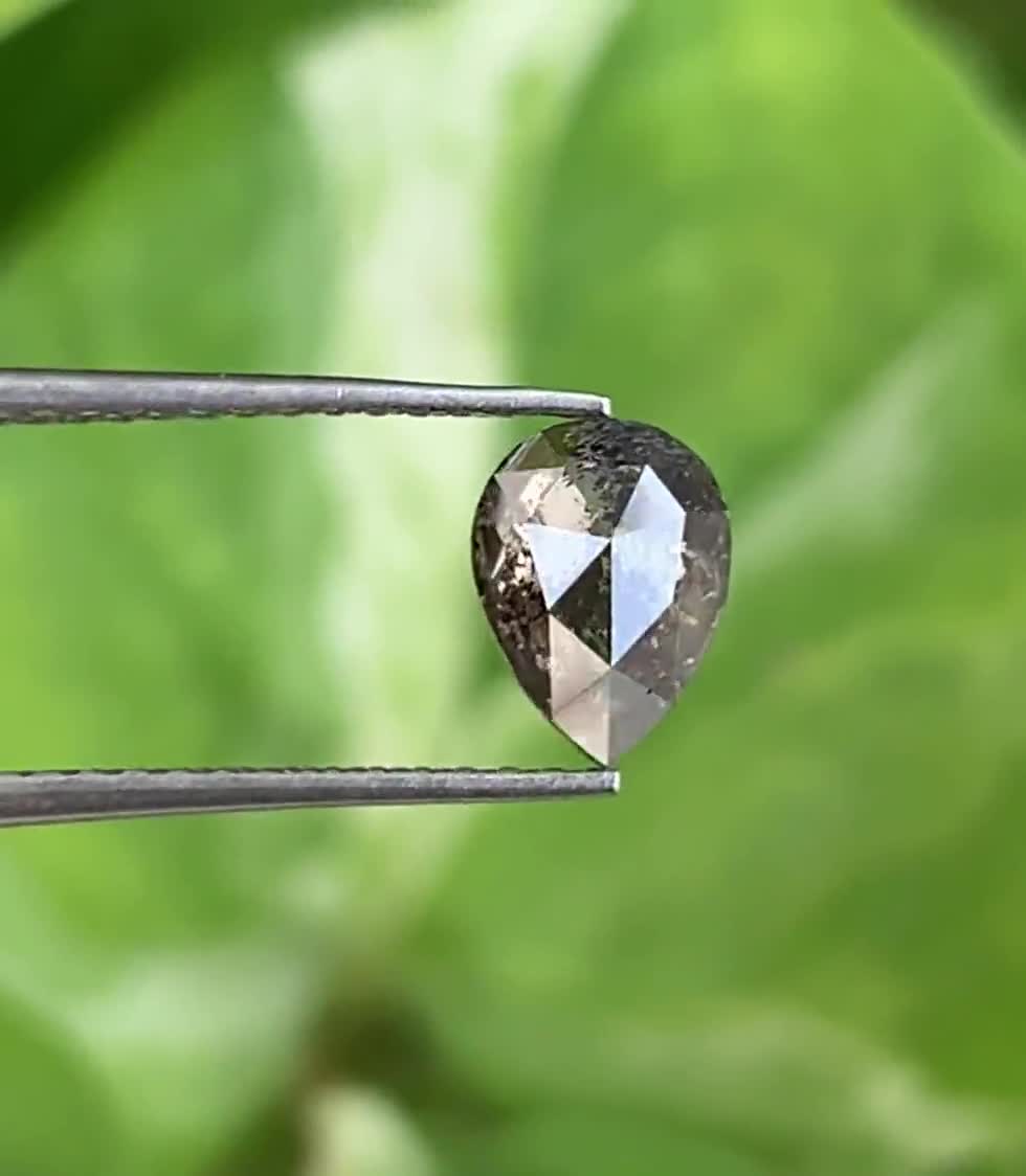 0.61 CT、6.4 x 4.8 MM | 天然ルースダイヤモンド | ソルト＆ペッパー