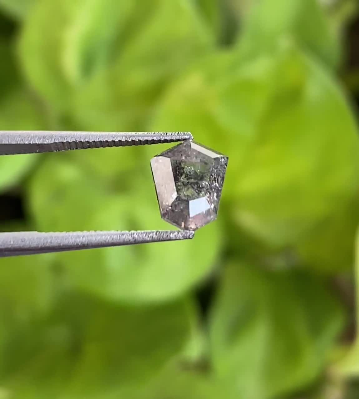 0.90カラット、7.4 x 6.0mm | 天然ルースダイヤモンド | ソルト