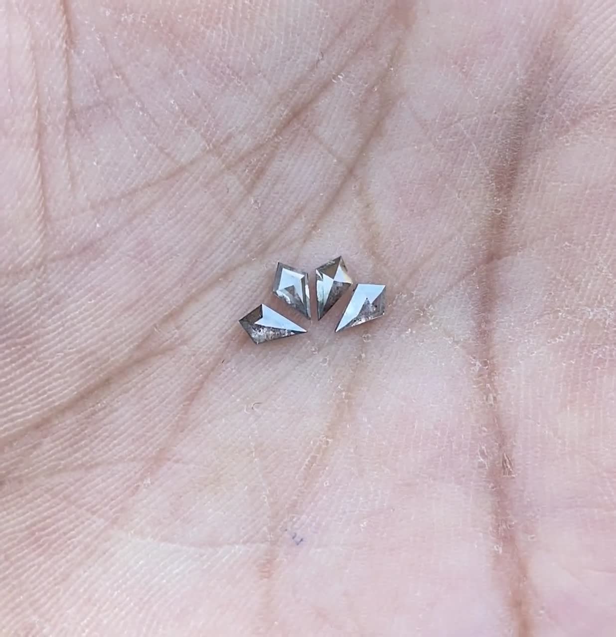 0.49カラット、5.0 x 3.0mm | ソルト＆ペッパーダイヤモンド | カイト