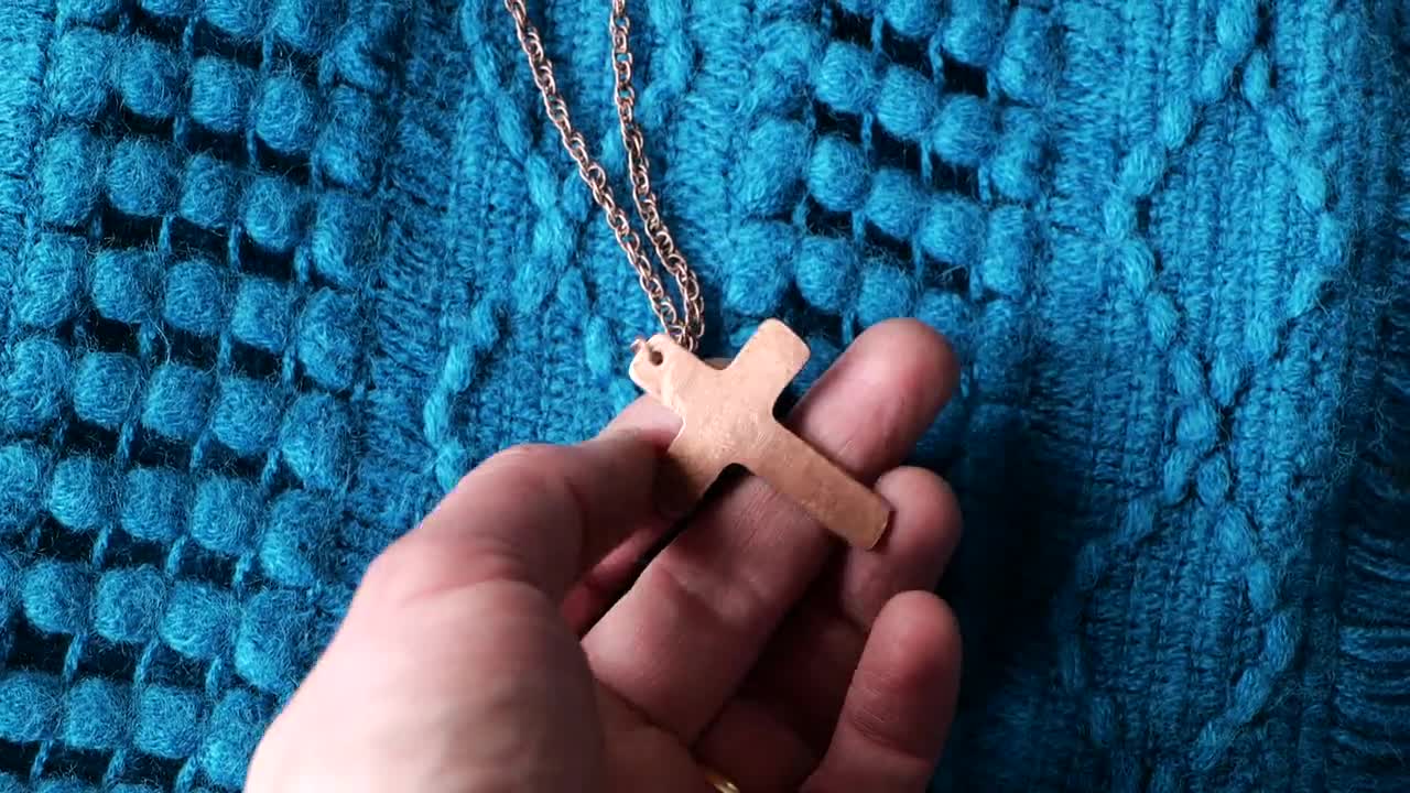 Collana Cristiana Donna Proverbi 31:10 – Ciondolo Fede Con Vetro E Fiori