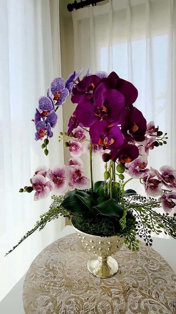 Orquídeas moradas naturales con cinta impresa personalizada.
