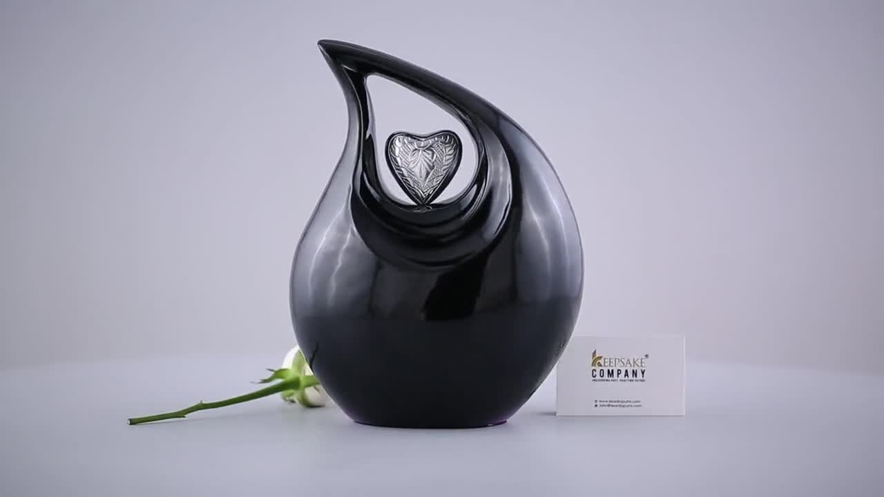 ティアドロップ型火葬骨壷 - ピンクの3Dローズ、シルバーハートの記念