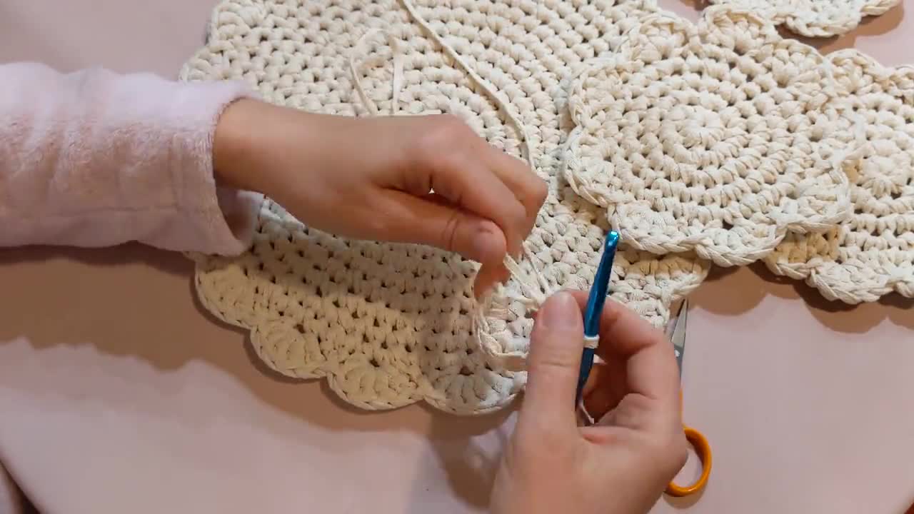 Femme Tricoter Un Crochet Placemat Rond Sur Une Surface En Bois Et Un  Ciseau Sur Son Côté Image stock - Image du coton, moutarde: 254619411